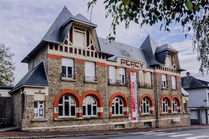 Escorts Percy, France — Local Companions