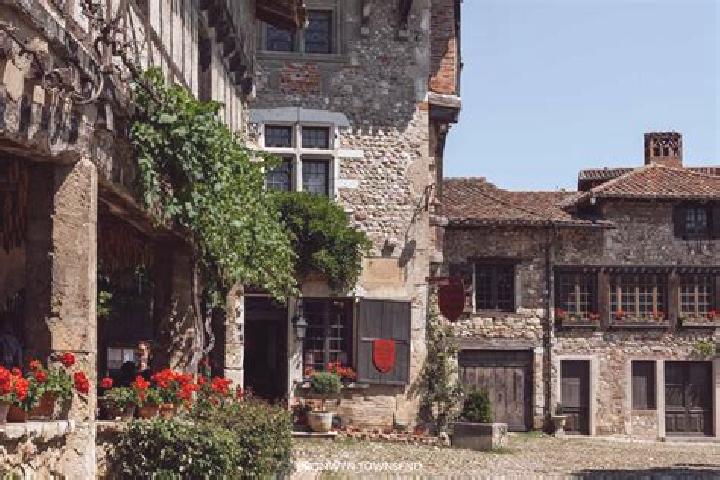 Escorts Perouges, France — Local Companions