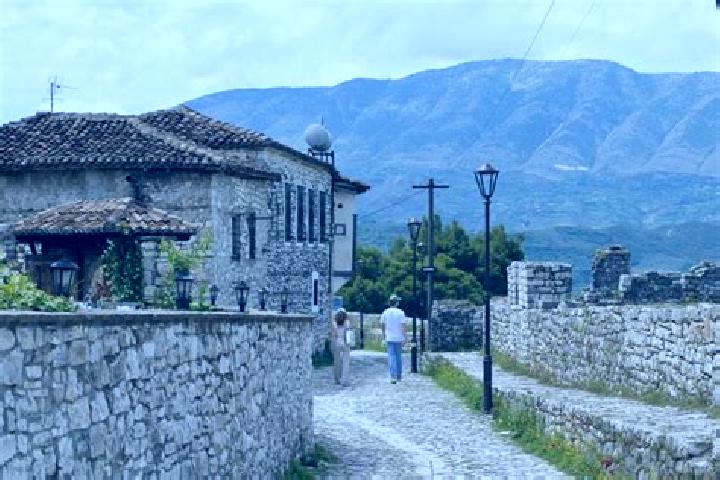 Escorts Pobrat, Albania — Local Companions
