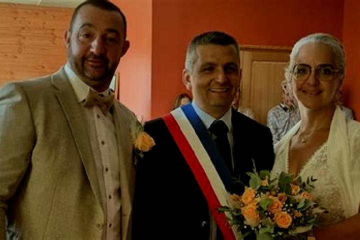 Escorts Poule-les-Echarmeaux, France — Local Companions
