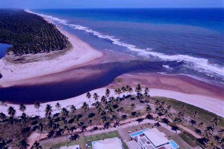 Escorts Praia do Baixio, Brazil — Local Companions