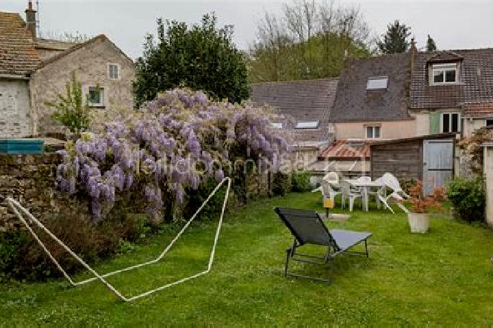 Escorts Rebais, France — Local Companions