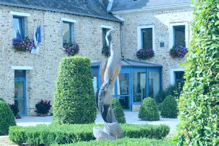 Escorts Renaze, France — Local Companions