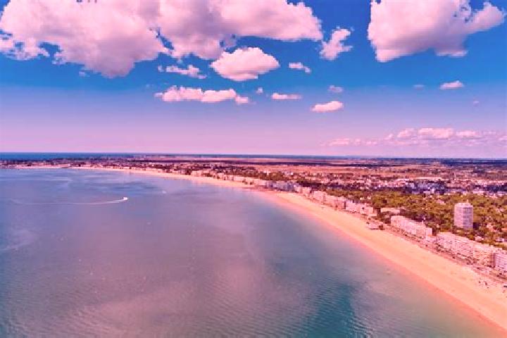 Escorts Rivedoux-Plage, France — Local Companions