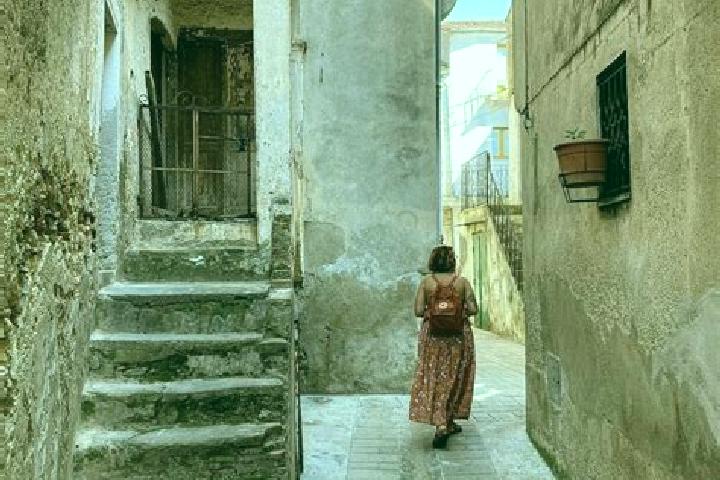 Escorts Roggiano Gravina, Italy — Local Companions
