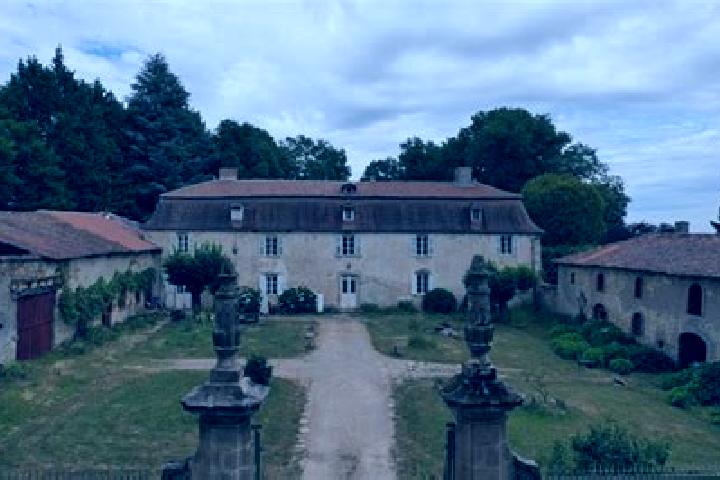 Escorts Saint-Victurnien, France — Local Companions