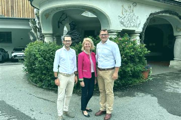 Escorts Sankt Jakob, Austria — Local Companions