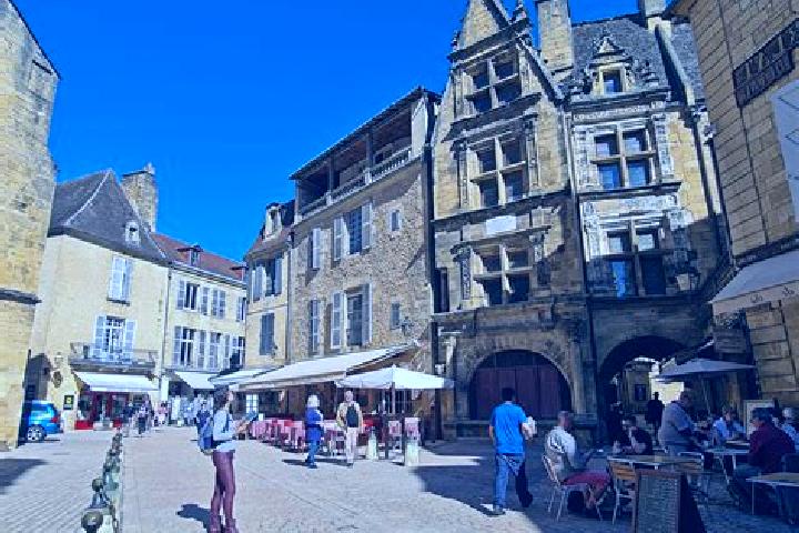 Escorts Sarlat-la-Caneda, France — Local Companions