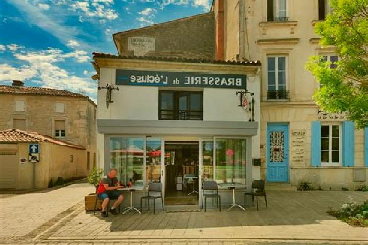 Escorts Saujon, France — Local Companions