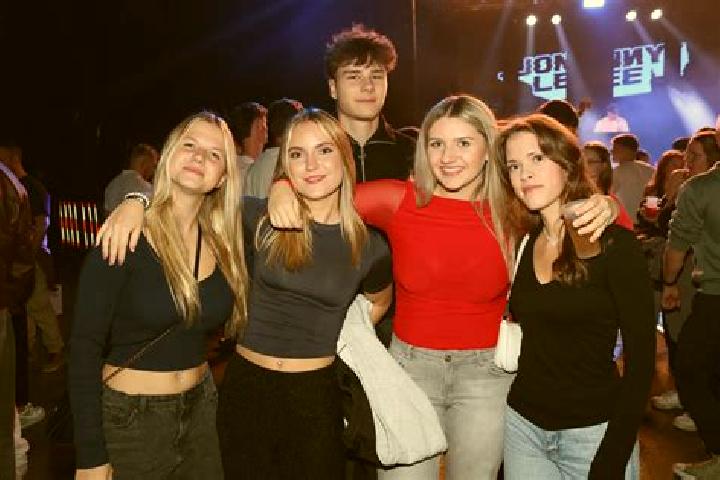 Escorts Steinerkirchen an der Traun, Austria — Local Companions