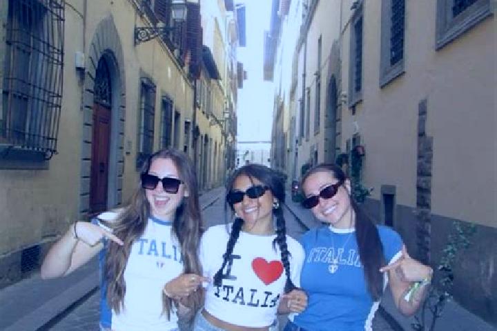 Escorts Tabellano, Italy — Local Companions
