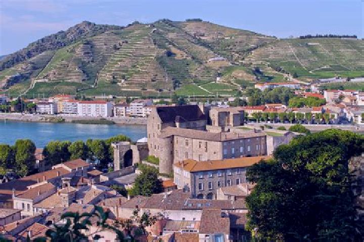 Escorts Tournon-sur-Rhone, France — Local Companions