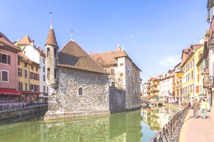 Escorts Tours-en-Savoie, France — Local Companions