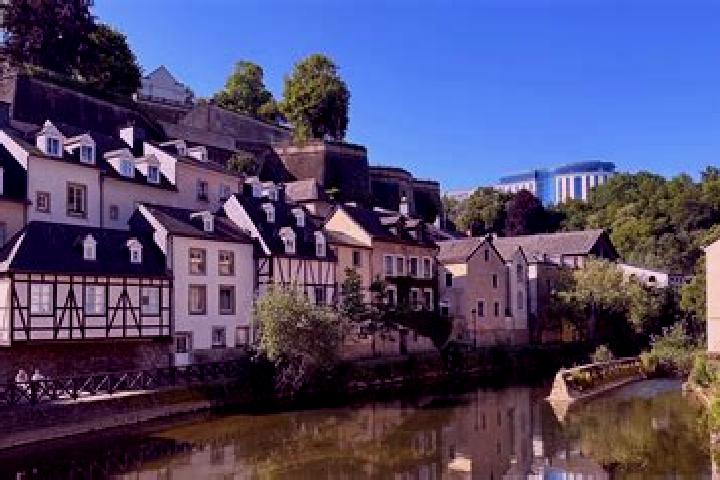 Escorts Uebersyren, Luxembourg — Local Companions