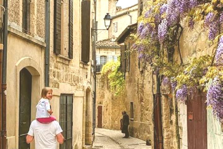 Escorts Uzes, France — Local Companions