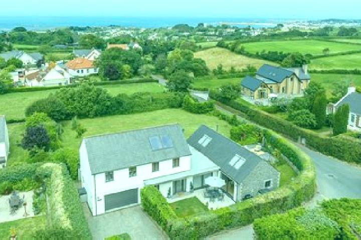 Escorts Vale Parish, Guernsey — Local Companions
