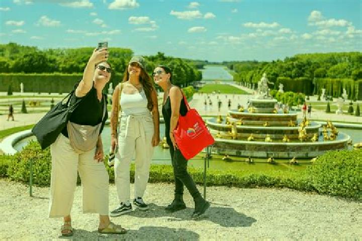 Escorts Versailles, France — Local Companions