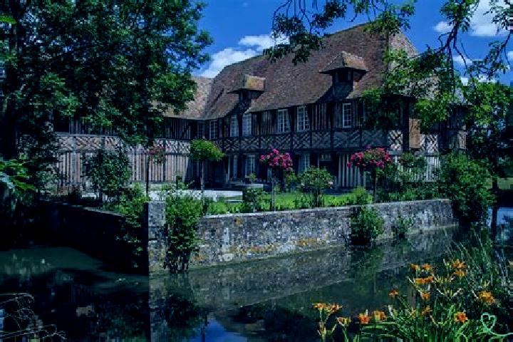 Escorts Vieux-Manoir, France — Local Companions