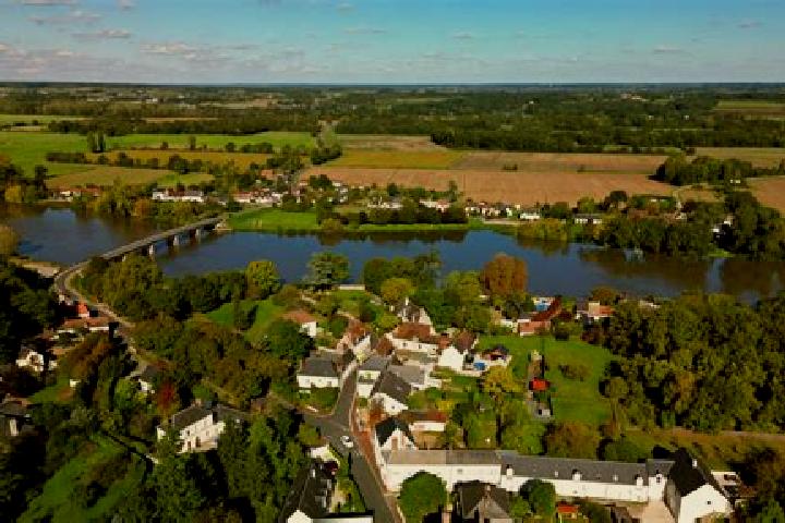 Escorts Yzeures-sur-Creuse, France — Local Companions