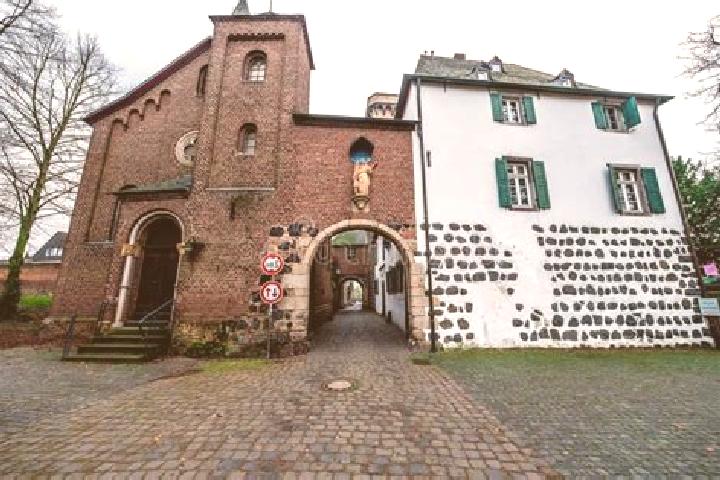 Escorts Zons, Germany — Local Companions