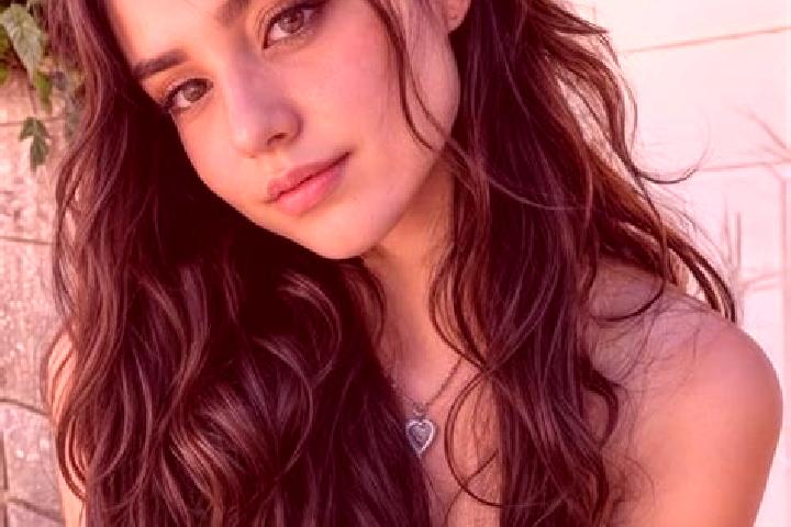 Eva, 20, a auburn hazel-eyed latina companion based in Lousame. Offering Striptease, Roleplay, Massage, Dinner Date, Party Girl. Available for incall and out...