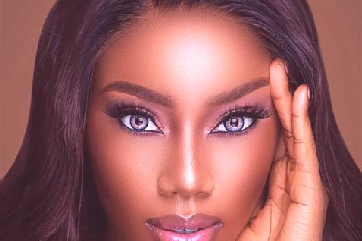 Eva, 21, a auburn blue-eyed ebony companion based in Paoli. Offering Tantra, Fetish. Available for incall and outcall, overnight bookings available.