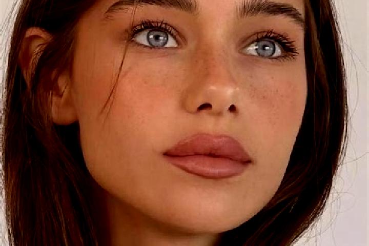 Eva, 24, a brunette brown-eyed mixed companion based in Dewetsdorp. Offering Dinner Date, GFE. Available for incall and outcall, overnight bookings available.
