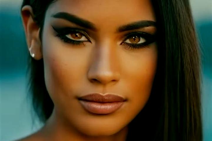 Eva, 26, a red green-eyed latina companion based in Koubikro. Offering Massage, Roleplay, OWO. Available for incall and outcall, day and evening dates.