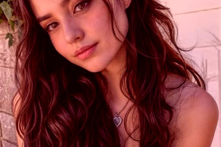Eva, 28, a auburn hazel-eyed mixed companion based in Obrajuelo. Offering Travel Companion, OWO. Available for incall and outcall, day and evening dates.