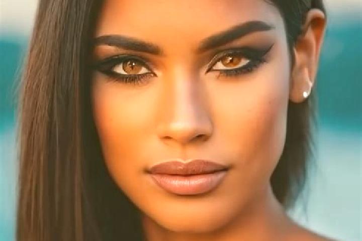 Eva, 33, a chestnut amber-eyed latina companion based in Boyeros. Offering 69, Couples, Party Girl. Available for incall and outcall, overnight bookings avai...