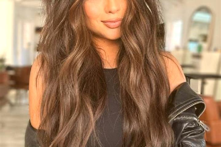 Eva, 38, a brunette dark-eyed mixed companion based in Osseo. Offering Striptease, GFE. Available for incall and outcall, day and evening dates.