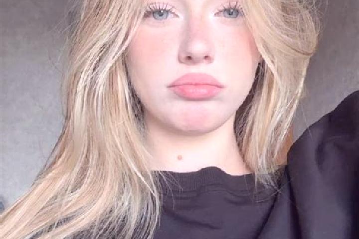 Evelyn, 21 — Escort in Andrid, Romania