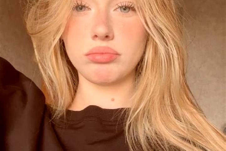 Evelyn, 21 — Escort in Lepley, Russia