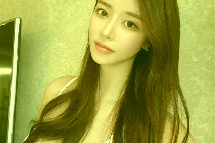 Evelyn, 22 — Escort in Aengceleng, Indonesia