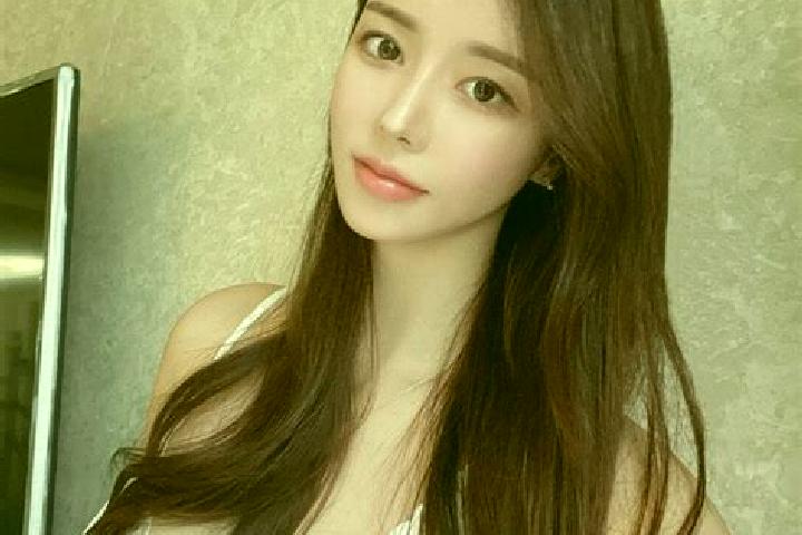 Evelyn, 24 — Escort in Oyama, Canada