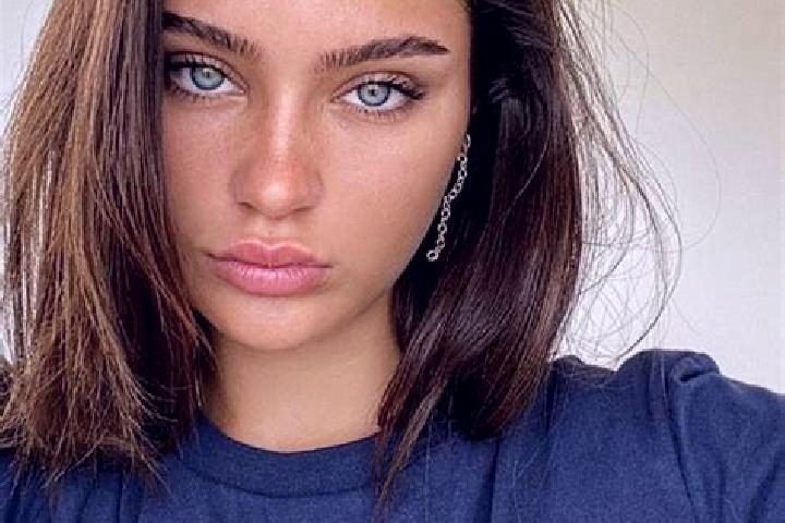 Evelyn, 25, a brunette dark-eyed mixed companion based in Lebeny. Offering Duos, Travel Companion, Massage. Available for incall and outcall, overnight booki...