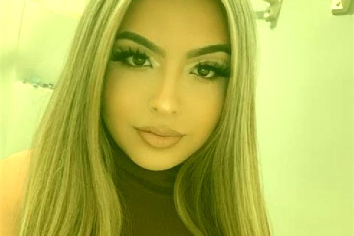 Evelyn, 28, a blonde amber-eyed latina companion based in Ponoara. Offering Roleplay, CIM, Duos. Available for incall and outcall, overnight bookings available.