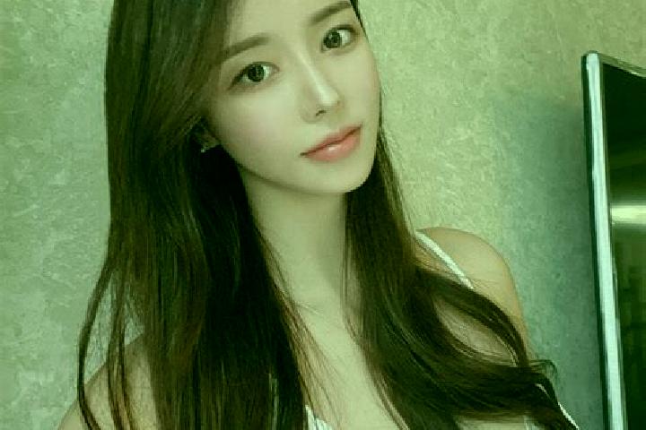 Evelyn, 28 — Escort in Xiangjiazhai, China