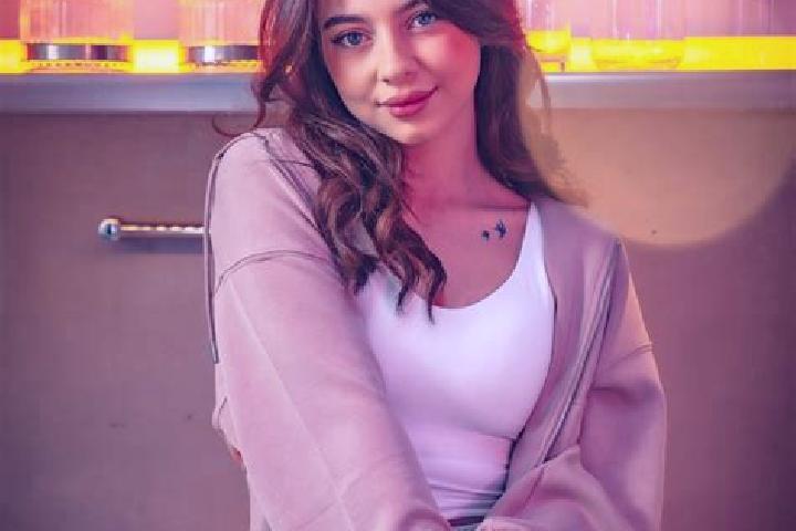 Evelyn, 29 — Escort in Bessan, France