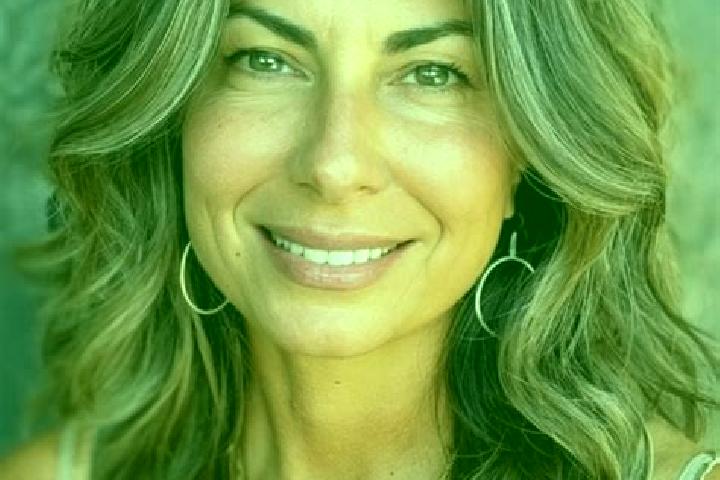Evelyn, 38, a brunette grey-eyed middle eastern companion based in Vinh Loc. Offering Duos, Couples, Travel Companion, Massage. Available for incall and outc...