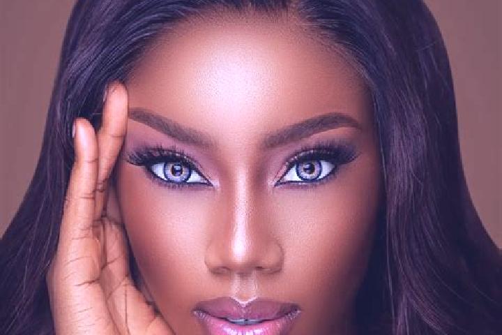 Evelyn, 39, a black blue-eyed ebony companion based in Stanau. Offering Dinner Date, Party Girl, Tantra, Fetish. Available for incall and outcall, day and ev...