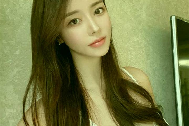Evelyn, 39 — Escort in Dawuhan, Indonesia