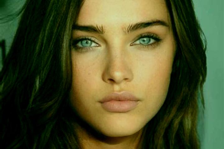 Hannah, 21, a brunette amber-eyed ebony companion based in Aqaba. Offering GFE, CIM, Party Girl. Available for incall and outcall, day and evening dates.