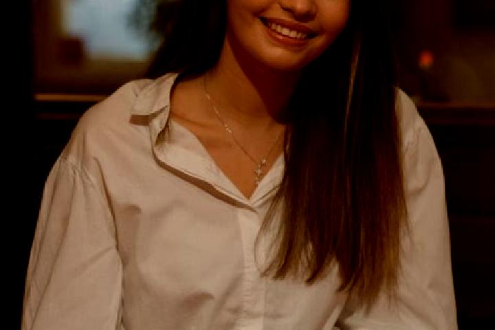 Hannah, 22 — Escort in Echalas, France