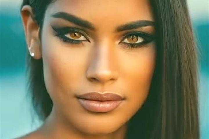 Hannah, 27, a auburn amber-eyed latina companion based in Lambangan Wetan. Offering Roleplay, 69, Fetish, Duos. Available for incall and outcall, day and eve...