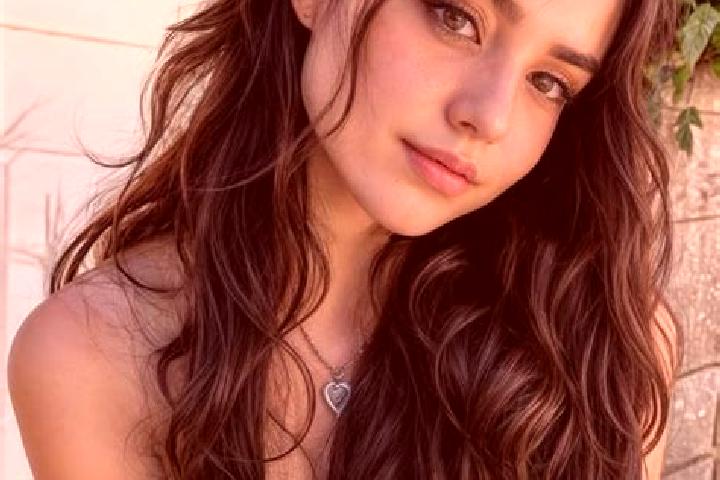 Hannah, 28, a auburn grey-eyed middle eastern companion based in Samurcasi. Offering Striptease, CIM, BDSM, Roleplay, Duos. Available for incall and outcall,...