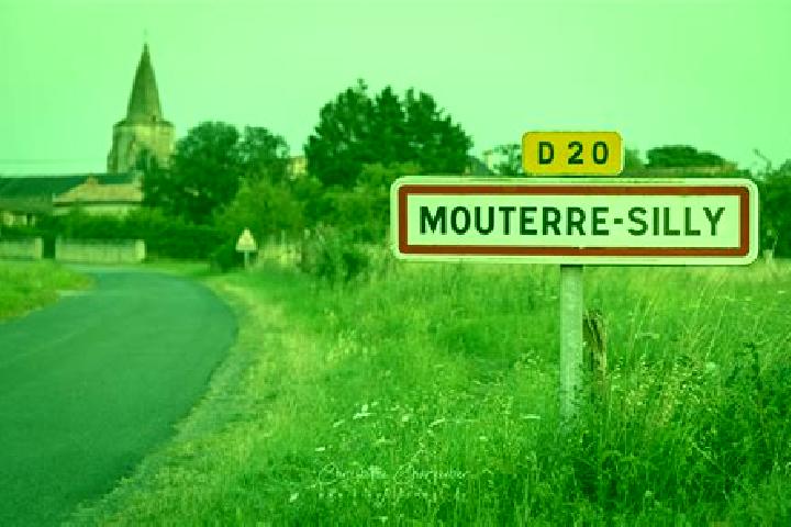 Hannah, 29 — Escort in Mouterre-Silly, France