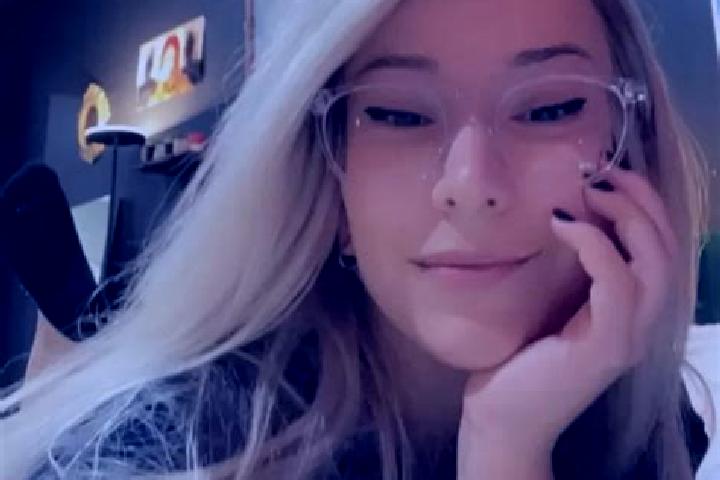 Harper, 27, a red dark-eyed european companion based in Longueville-sur-Scie. Offering Prostate Massage, GFE, Party Girl, Girlfriend Experience. Available fo...