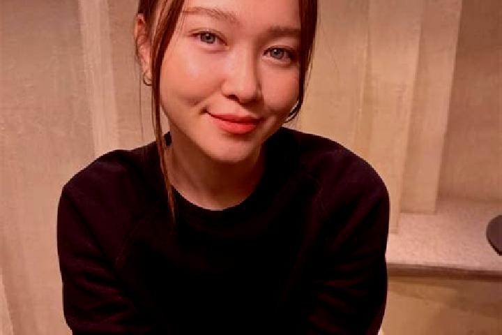 Harper, 37, a auburn blue-eyed asian companion based in Peregu Mic. Offering Overnight, Party Girl, OWO, 69, Dinner Date. Available for incall and outcall, d...