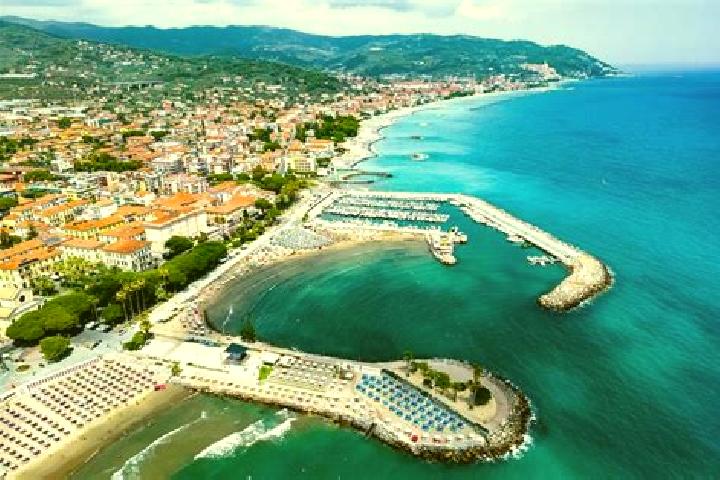 Hazel, 22 — Escort in Diano Castello, Italy